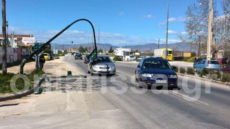 Λάρισα: Φανάρι έπεσε πάνω σε… αυτοκίνητο!