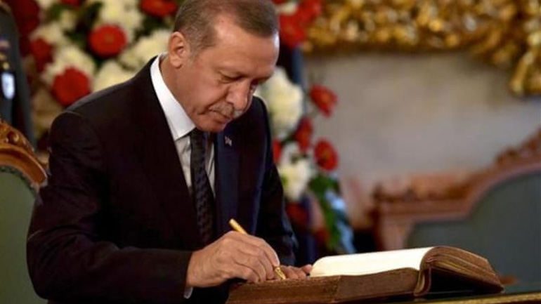 El Pais: «Η μακριά σκιά του Ερντογάν στα Βαλκάνια εκτείνεται σαν λεκές από μελάνι»