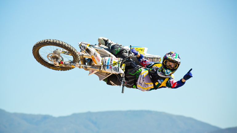 Ένα σμήνος ..μοτοκροσσάδες!