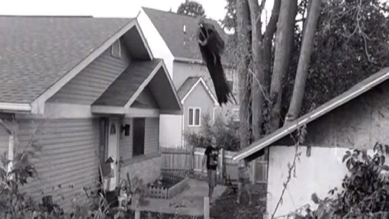 Ιπτάμενος τρόμος πάνω από τα κεφάλια μας!