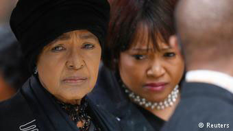 Στην κηδεία του Μαντέλα ήταν πιασμένη χέρι με χέρι με τη χήρα του πρώην Νοτιοαφρικανού προέδρου