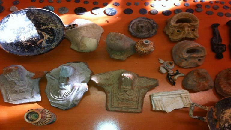 Συνελήφθησαν Γερμανοί με πληθώρα αρχαίων αντικειμένων Συνελήφθησαν Γερμανοί με πληθώρα αρχαίων αντικειμένων