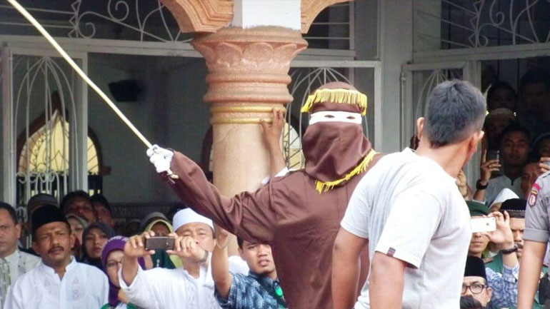 Ινδονησία: Με μαστιγώσεις κινδυνεύουν τέσσερις άνθρωποι που συνελήφθησαν για ομοφυλοφιλικές σχέσεις