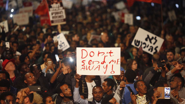Το Ισραήλ ανακοίνωσε αιφνιδιαστικά ότι αναστέλλει τη συμφωνία με τον ΟΗΕ για τους Αφρικανούς μετανάστες