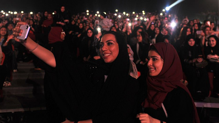 Γυναίκες παρακολούθησαν για πρώτη φορά στη Σαουδική Αραβία συναυλία του πρίγκιπα της ποπ Τάμερ Χόσνι
