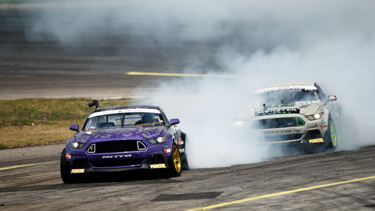 Μόνο με το πλάι πηγαίνουν τα Ford Mustang Μόνο με το πλάι πηγαίνουν τα Ford Mustang