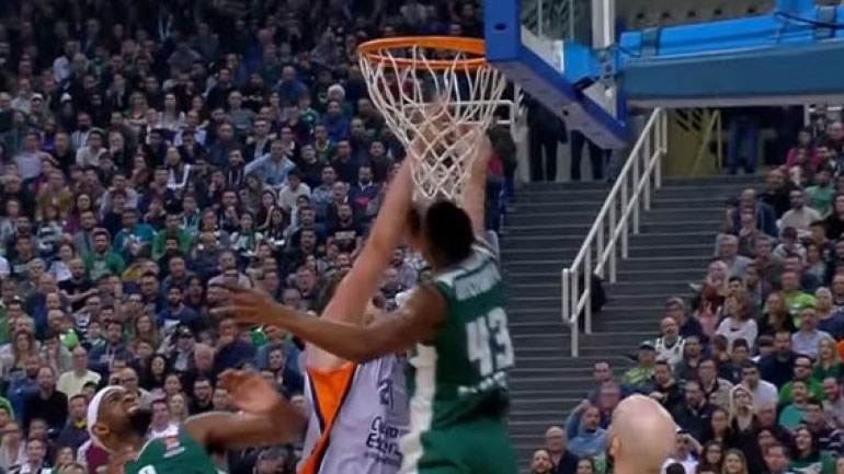 Ο Αντετοκούνμπο έκανε την καλύτερη τάπα του μήνα στην Euroleague