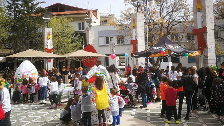 Πασχαλινό αβγό ύψους 2,10 μέτρων και 150 κιλών έβαψαν στην Πτολεμαΐδα