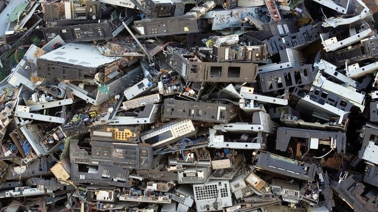 Οργιάζει το εμπόριο ηλεκτρονικών σκουπιδιών