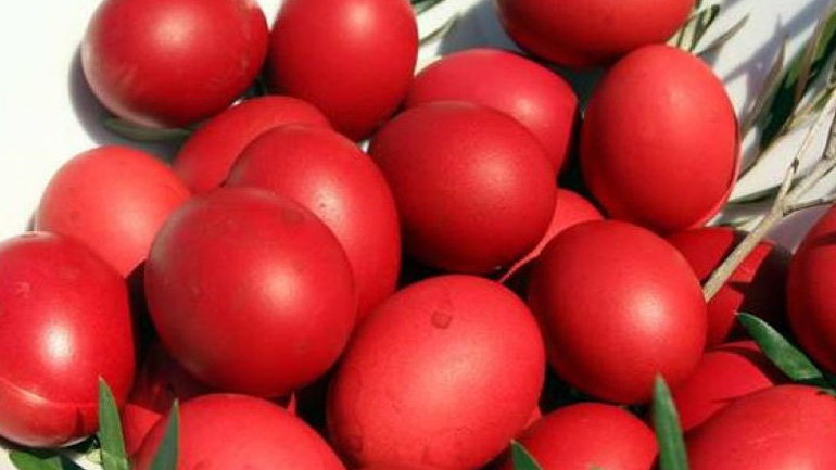 Πώς να βάψετε κόκκινα τα αυγά