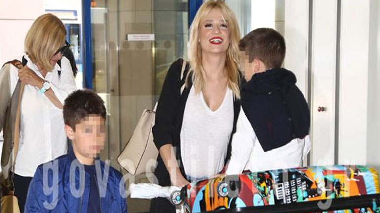 Φαίη Σκορδά: Την «τσακώσαμε» στο αεροδρόμιο πριν αναχωρήσει για Ντουμπάι με τους γιους της! Φαίη Σκορδά: Την «τσακώσαμε» στο αεροδρόμιο πριν αναχωρήσει για Ντουμπάι με τους γιους της!