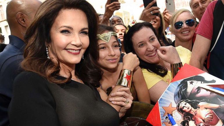Η Λίντα Κάρτερ, η πρώτη «Wonder Woman» απέκτησε αστέρι στη Λεωφόρο της Δόξας