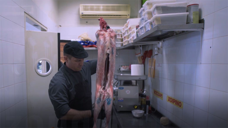 Πώς θα δέσετε το κατσίκι που θα σουβλίσετε την Κυριακή του Πάσχα