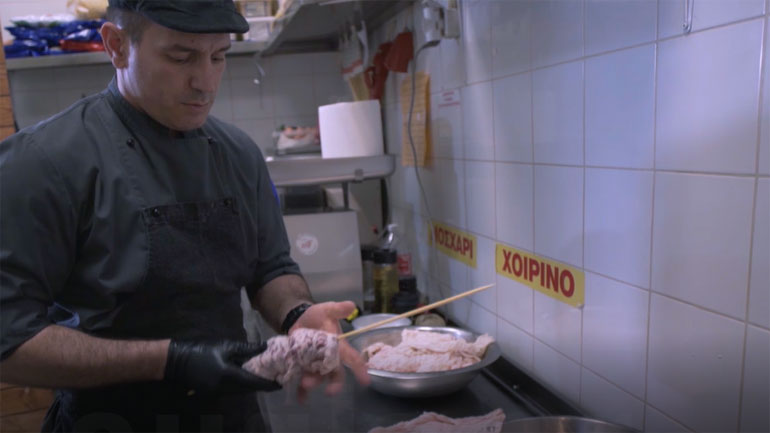 Δείτε πώς θα φτιάξετε μίνι κοντοσουβλάκια για το πασχαλινό τραπέζι