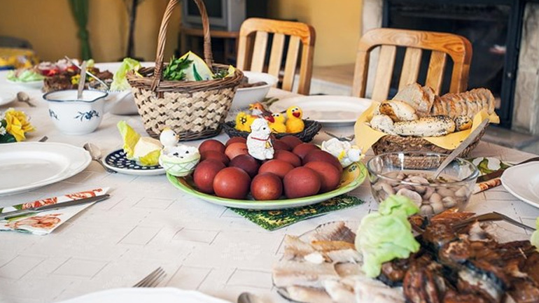 Πώς να ετοιμάσετε το φθηνότερο πασχαλινό τραπέζι