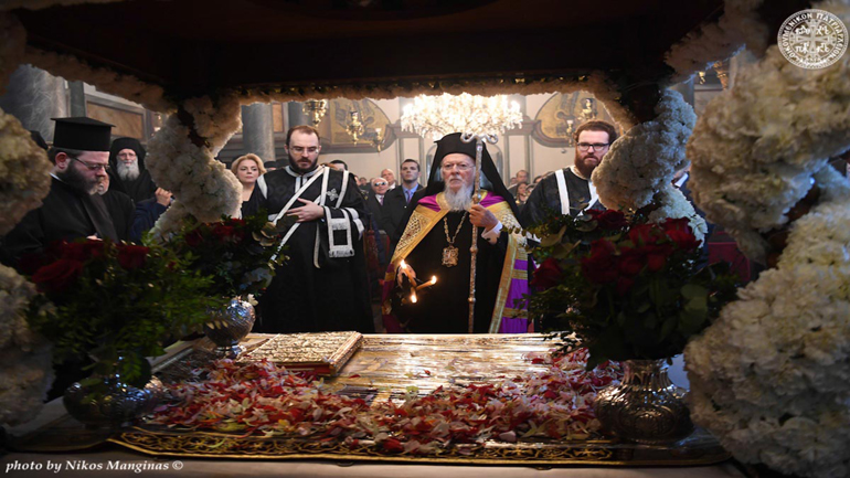 Σε ατμόσφαιρα συγκίνησης η Ακολουθία της Αποκαθηλώσεως στο Οικουμενικό Πατριαρχείο
