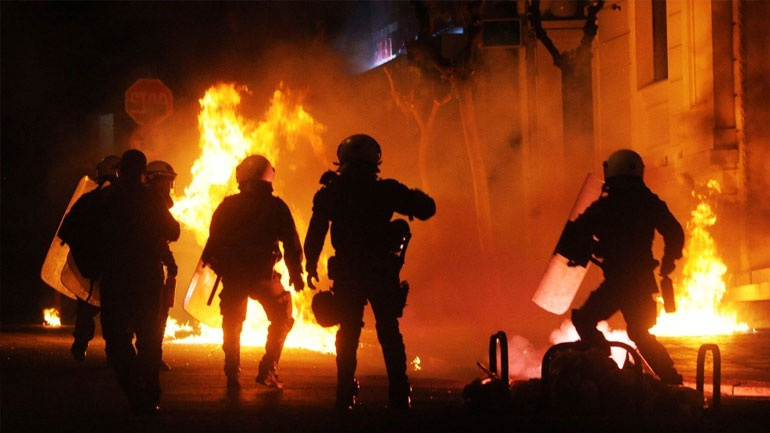 Μολότοφ στο κέντρο της Αθήνας Μολότοφ στο κέντρο της Αθήνας