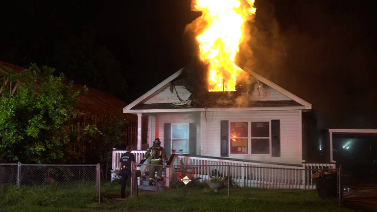 Ντελιβεράς σώζει 2 ανθρώπους από πυρκαγιά