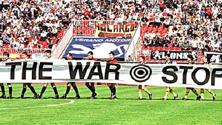  Η είσοδος των ομάδων στο γήπεδο, κρατώντας πανό που έγραφε: «NΑΤΟ stop the war. Stop the bombing»