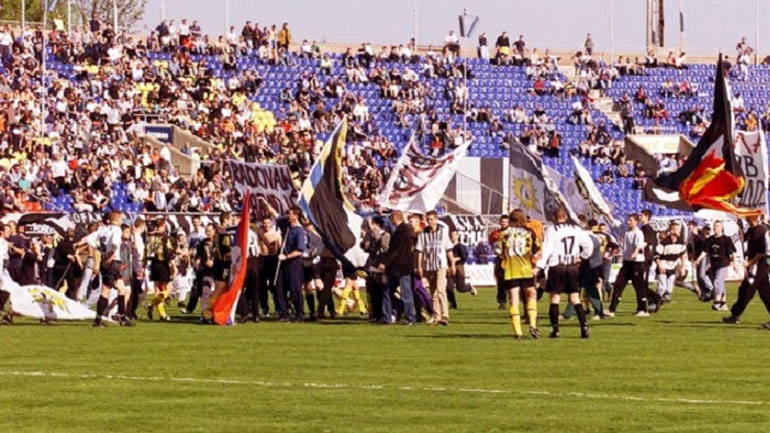  Οι οπαδοί της Παρτιζάν μπήκαν στο γήπεδο και αγκάλιασαν τους παίκτες των δύο ομάδων