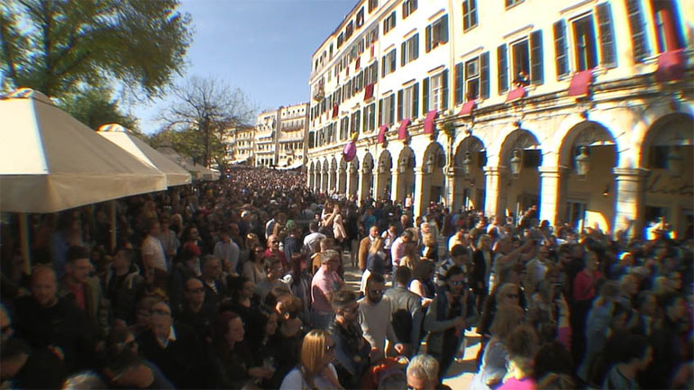 «Βούλιαξε» από τους χιλιάδες επισκέπτες η Κέρκυρα