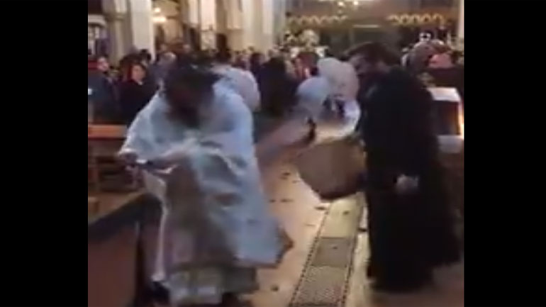 Ιερέας μετέφερε το μήνυμα της πρώτης Ανάστασης με… πατίνι