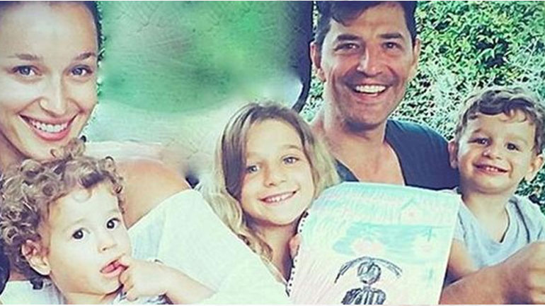 Σάκης Ρουβάς: Στην Κέρκυρα για το Πάσχα με την οικογένειά του – Δείτε τα παιδιά του να σπάνε στάμνες!