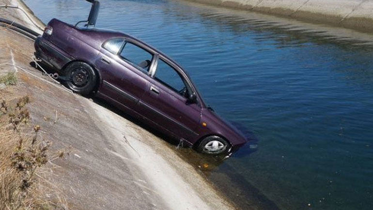 Λάρισα: Αυτοκίνητο έπεσε σε αρδευτικό κανάλι