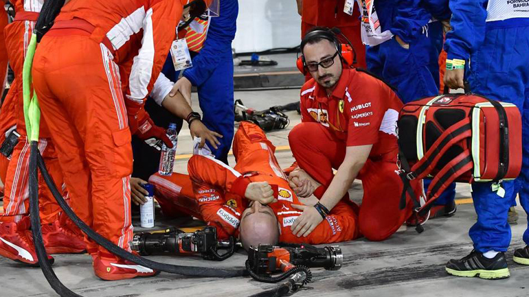 H σοκαριστική στιγμή που ο Raikkonen χτυπά τον μηχανικό της Ferrari