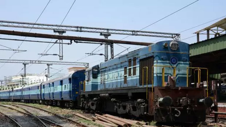 Ινδία: 22 βαγόνια τραίνου με 1.000 επιβάτες κυλούσαν επί 12 χιλιόμετρα προς τα πίσω Ινδία: 22 βαγόνια τραίνου με 1.000 επιβάτες κυλούσαν επί 12 χιλιόμετρα προς τα πίσω