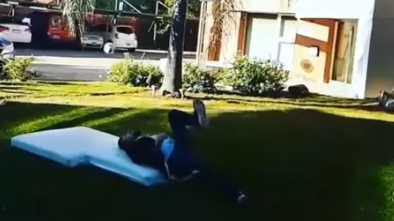 Δημοσιογράφος πήγε να μιμηθεί το ψαλιδάκι του Ρονάλντο και κατέληξε στο… νοσοκομείο