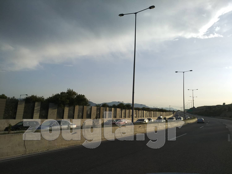 Η κίνηση των οχημάτων είναι ατελείωτη στην εθνική οδό Πατρών- Αθηνών