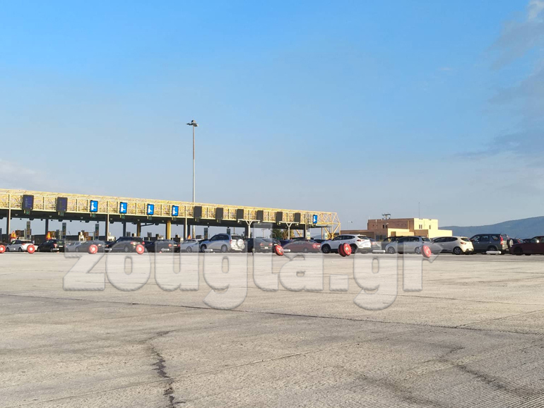 Εικόνα από τα διόδια που βρίσκονται στον Ισθμό της Κορίνθου με κατεύθυνση προς Αθήνα