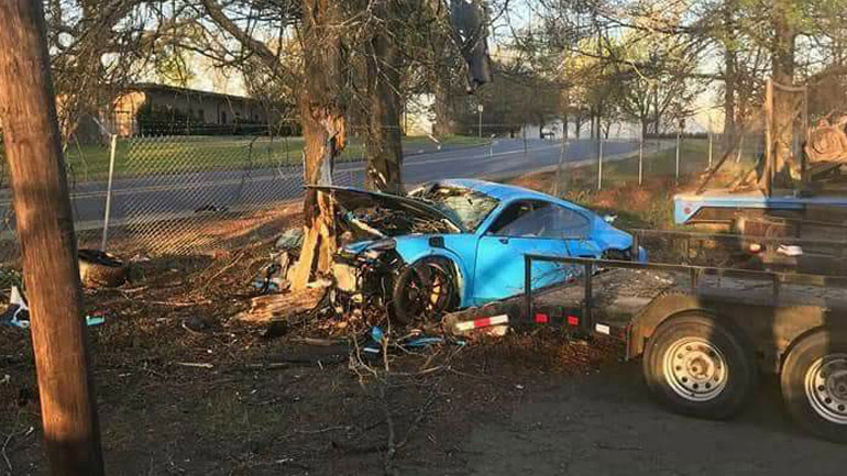 Porsche καρφώθηκε σε δέντρο!