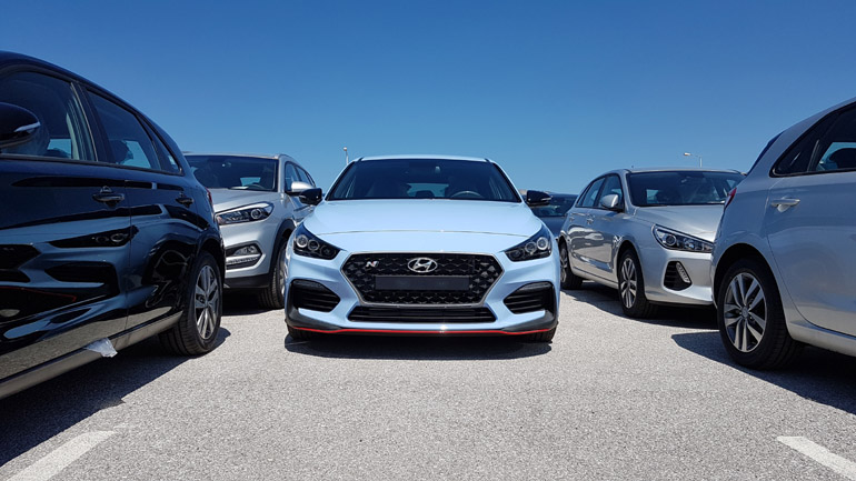 Το γράμμα N στη γρίλια της μάσκας δείχνει τις άγριες διαθέσεις του