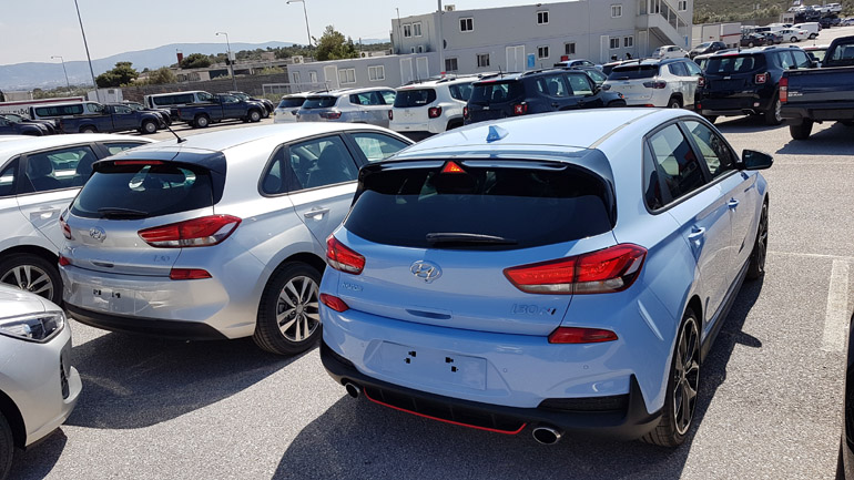 Δεξιά η κορυφαία έκδοση i30N και αριστερά η απλή 