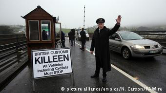 Το Brexit απειλεί να διασαλεύσει με την επαναφορά των συνοριακών ελέγχων τις εύθραυστες ισορροπίες στη Β. Ιρλανδία