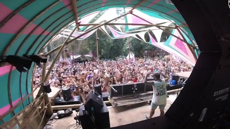 Προσπάθησε να χαιρετήσει τον DJ και τα διέλυσε όλα!