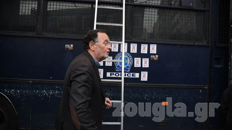 Συγκέντρωση διαμαρτυρίας κατά των πλειστηριασμών – Έντονος διάλογος Λαφαζάνη με δικαστική επιμελήτρια