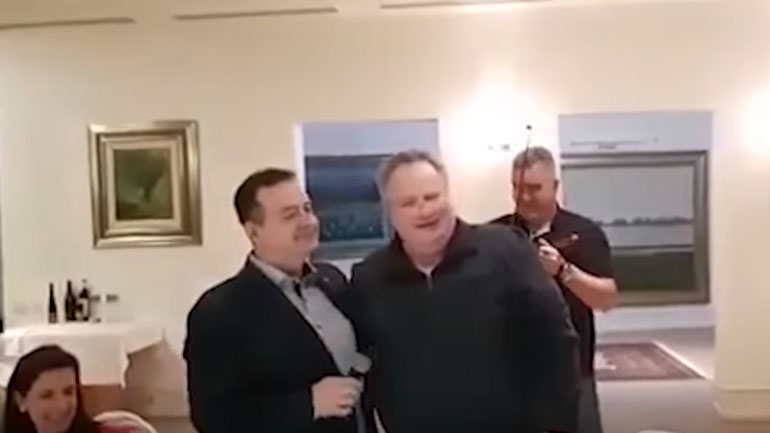 O Σέρβος ΥΠΕΞ τραγουδά το «Μη μου θυμώνεις μάτια μου» στον Κοτζιά