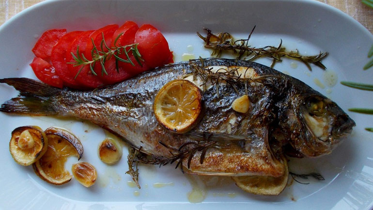 Γεμιστές τσιπούρες με βασιλικό και βραστές πατάτες