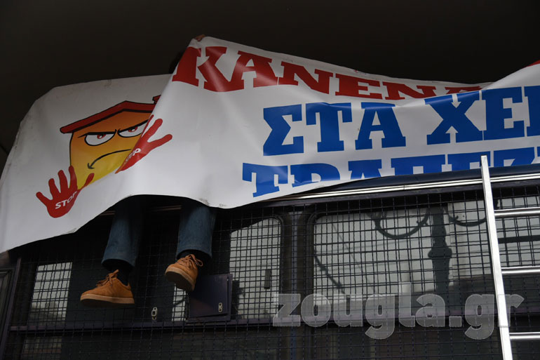 Διαδηλωτής ανέβηκε στην κλούβα των ΜΑΤ