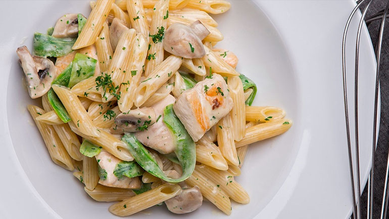 Φιλετάκια κοτόπουλου με λευκή κρέμα και πένες