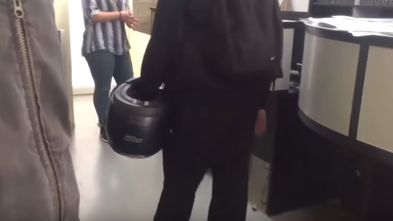 Video από την παρέμβαση του Ρουβίκωνα στα γραφεία της VresNET για την απόλυση εγκύου