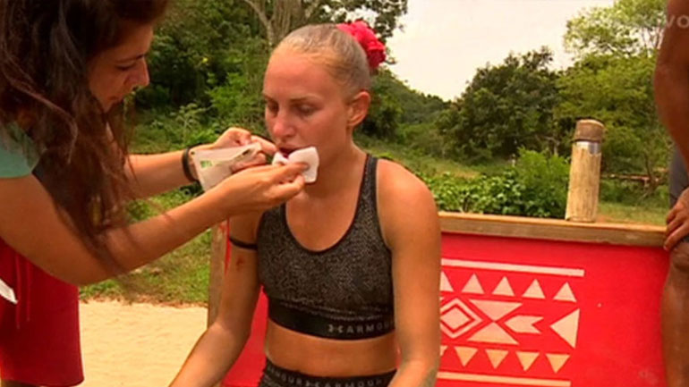 Ο τραυματισμός της Κατερίνας Δαλάκα – Βγήκε με αίματα από την πισίνα