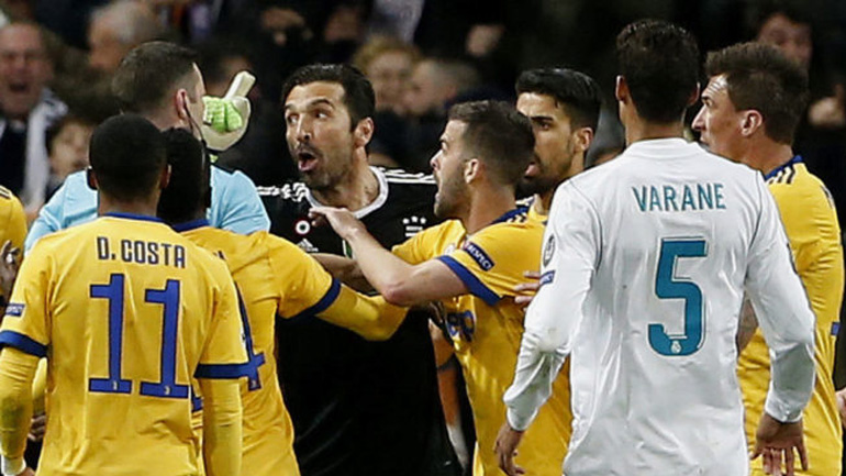 Ο Μπουφόν «στόλισε» τον Άγγλο διαιτητή Όλιβερ