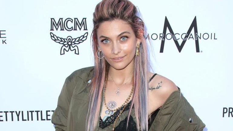 Η Πάρις Τζάκσον υπερασπίζεται ψεύτικη οικογενειακή φωτογραφία