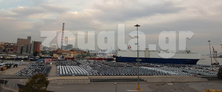 Δεν πέφτει καρφίτσα...