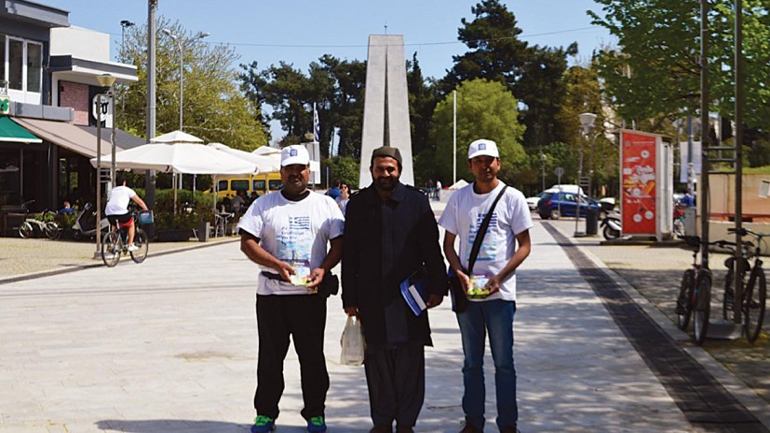 Κομοτηνή: Μέλη της οργάνωσης «Αχμαντίγια» μοίρασαν φυλλάδια στο κέντρο της πόλης