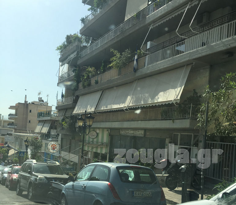 Μεσίστια κυματίζει η σημαία στην κατοικία του σμηναγού 